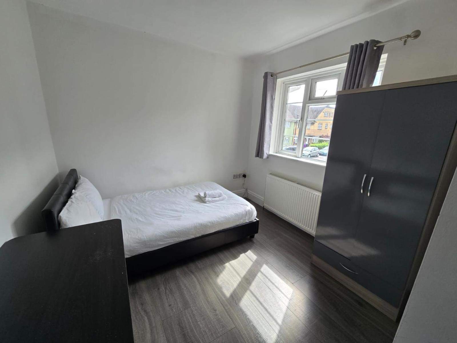In Guest - Limehouse Townhomes Modern Spacious Serviced En-suite With A Garden View Gasthof